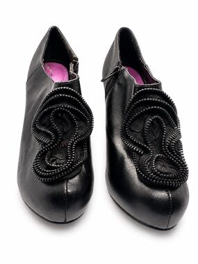 Edgy Madden Girl Black Faux Leather Zipper Flower Heels size 7